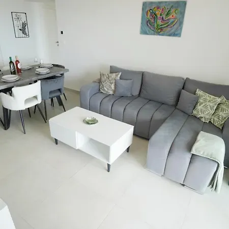 White شقة